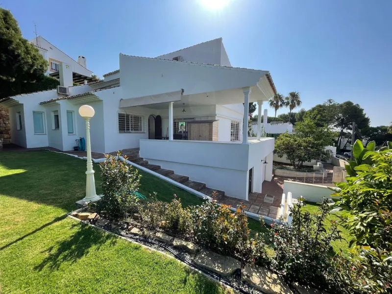 Independent Villa in Estepona – 984 m² Plot and 273 m² Built