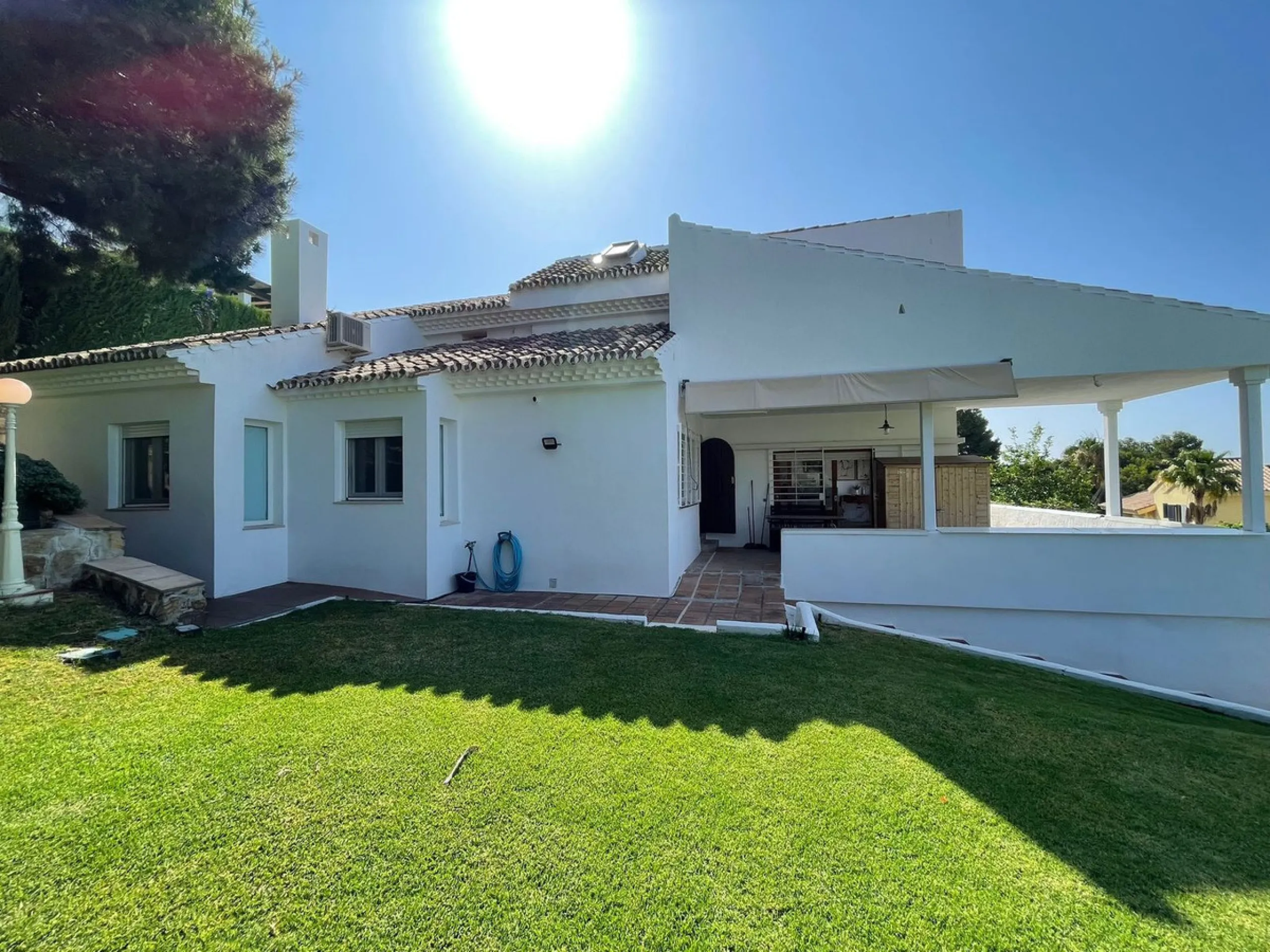 Independent Villa in Estepona – 984 m² Plot and 273 m² Built