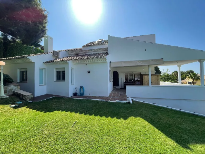 Independent Villa in Estepona – 984 m² Plot and 273 m² Built