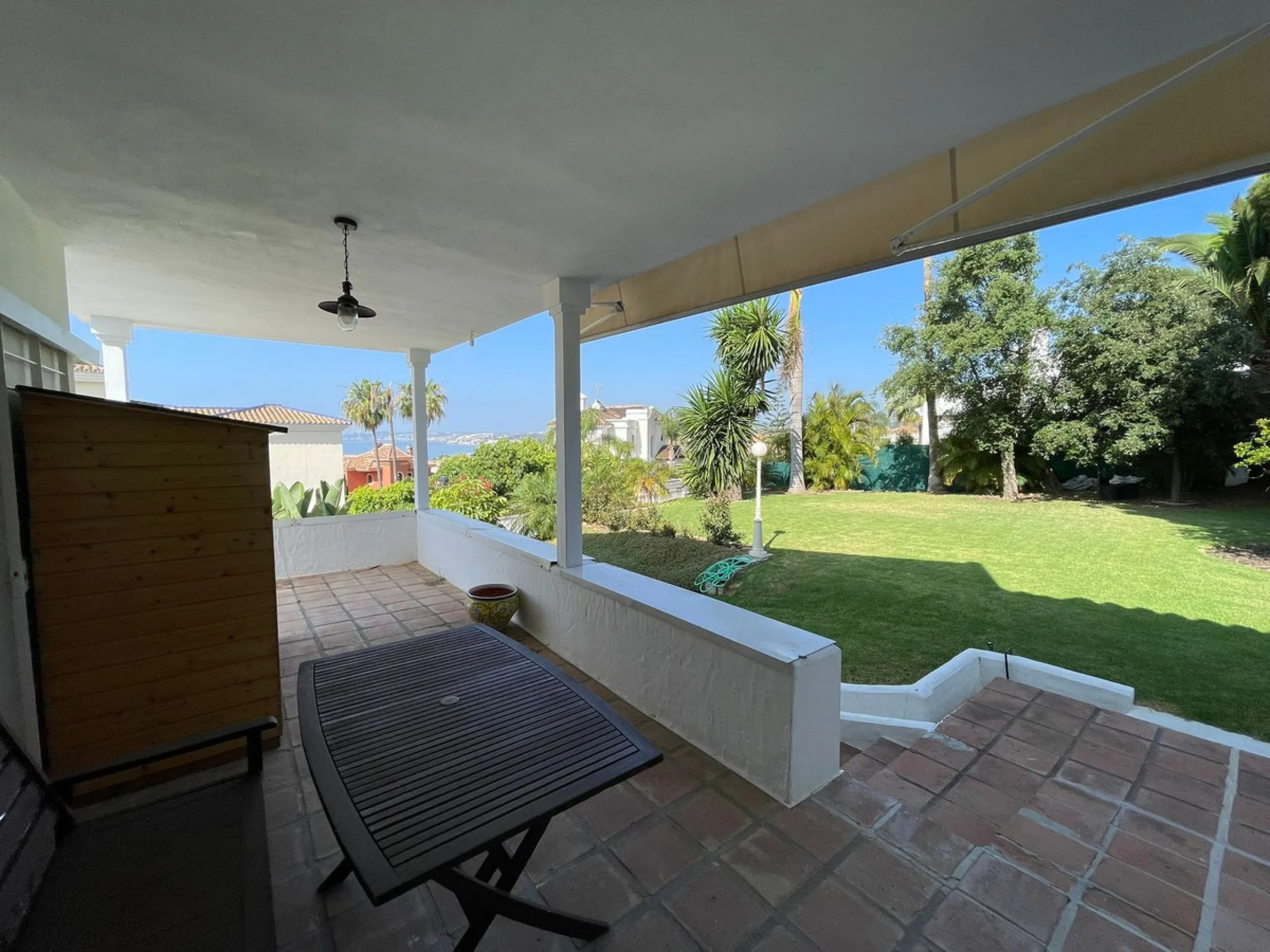 Independent Villa in Estepona – 984 m² Plot and 273 m² Built