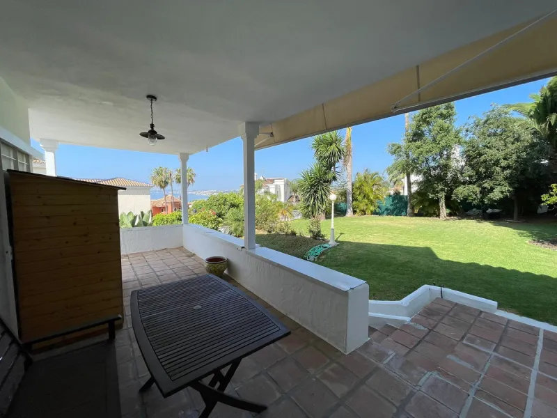 Independent Villa in Estepona – 984 m² Plot and 273 m² Built