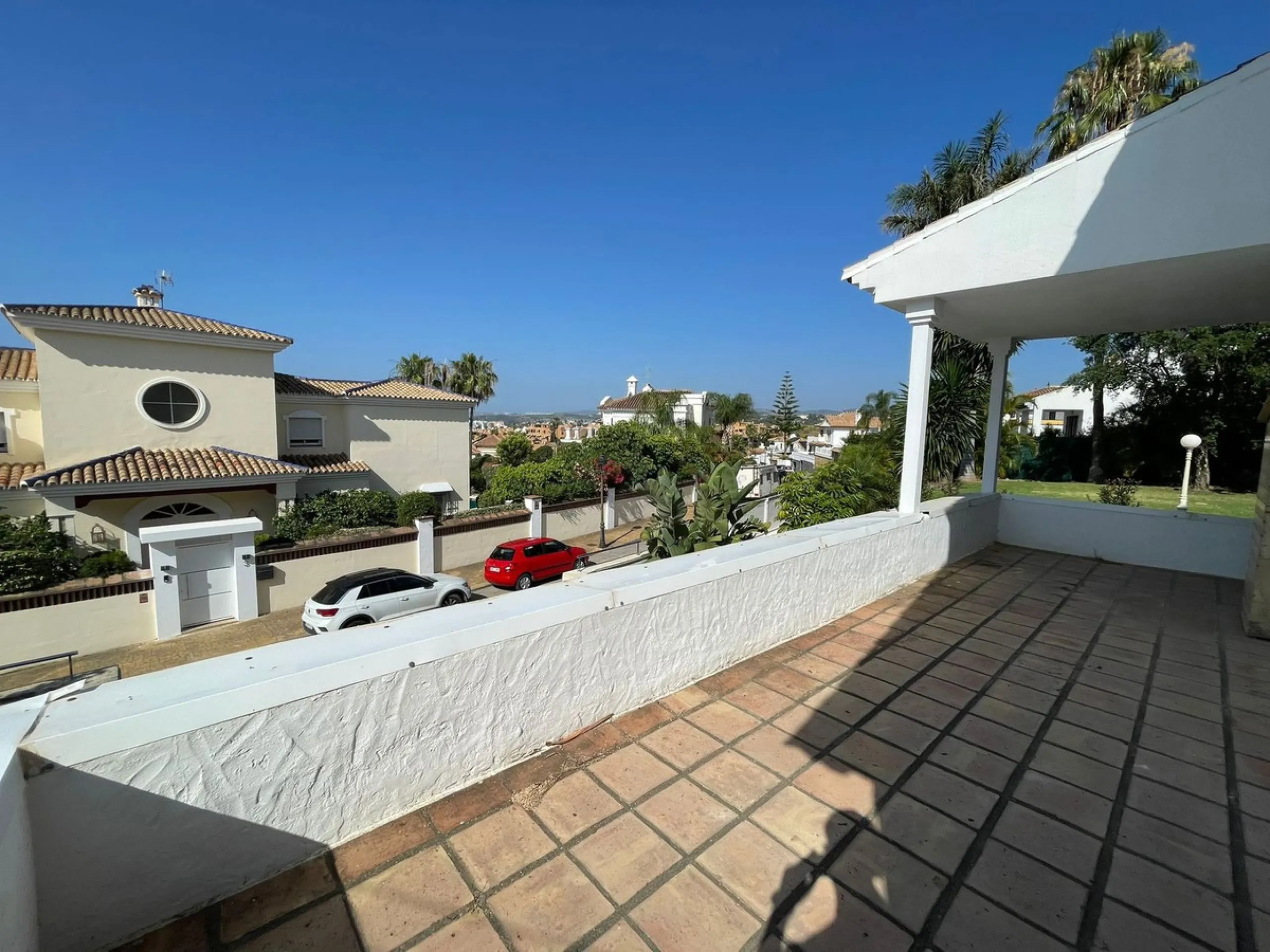 Independent Villa in Estepona – 984 m² Plot and 273 m² Built