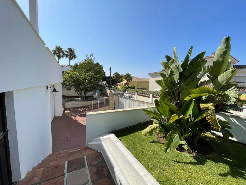 Independent Villa in Estepona – 984 m² Plot and 273 m² Built