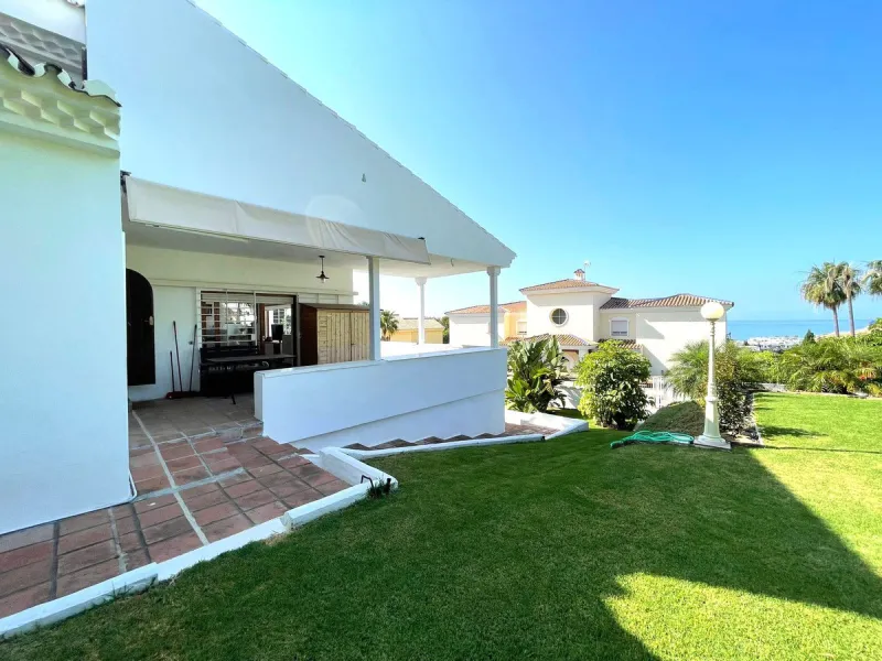 Independent Villa in Estepona – 984 m² Plot and 273 m² Built