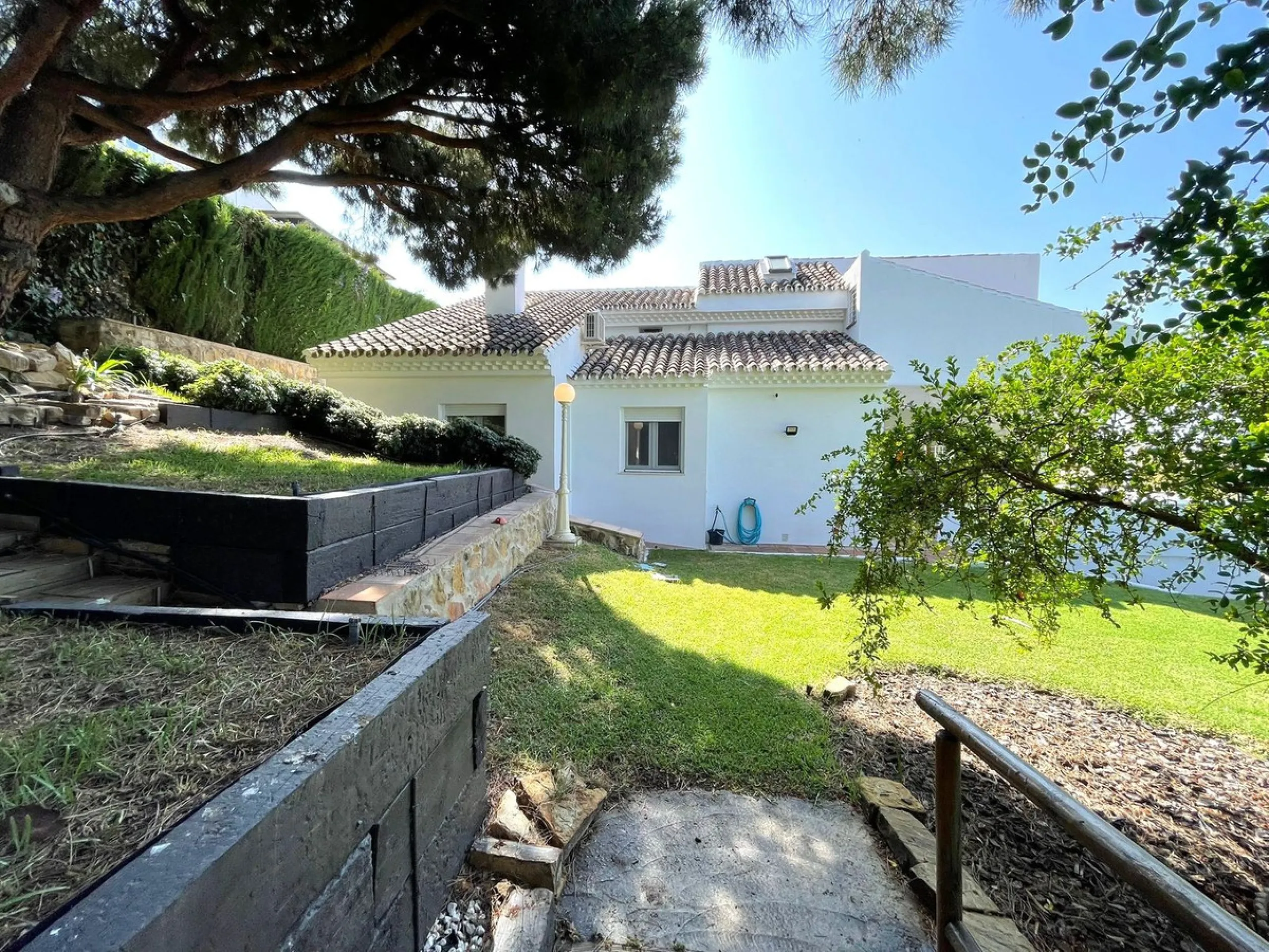 Independent Villa in Estepona – 984 m² Plot and 273 m² Built