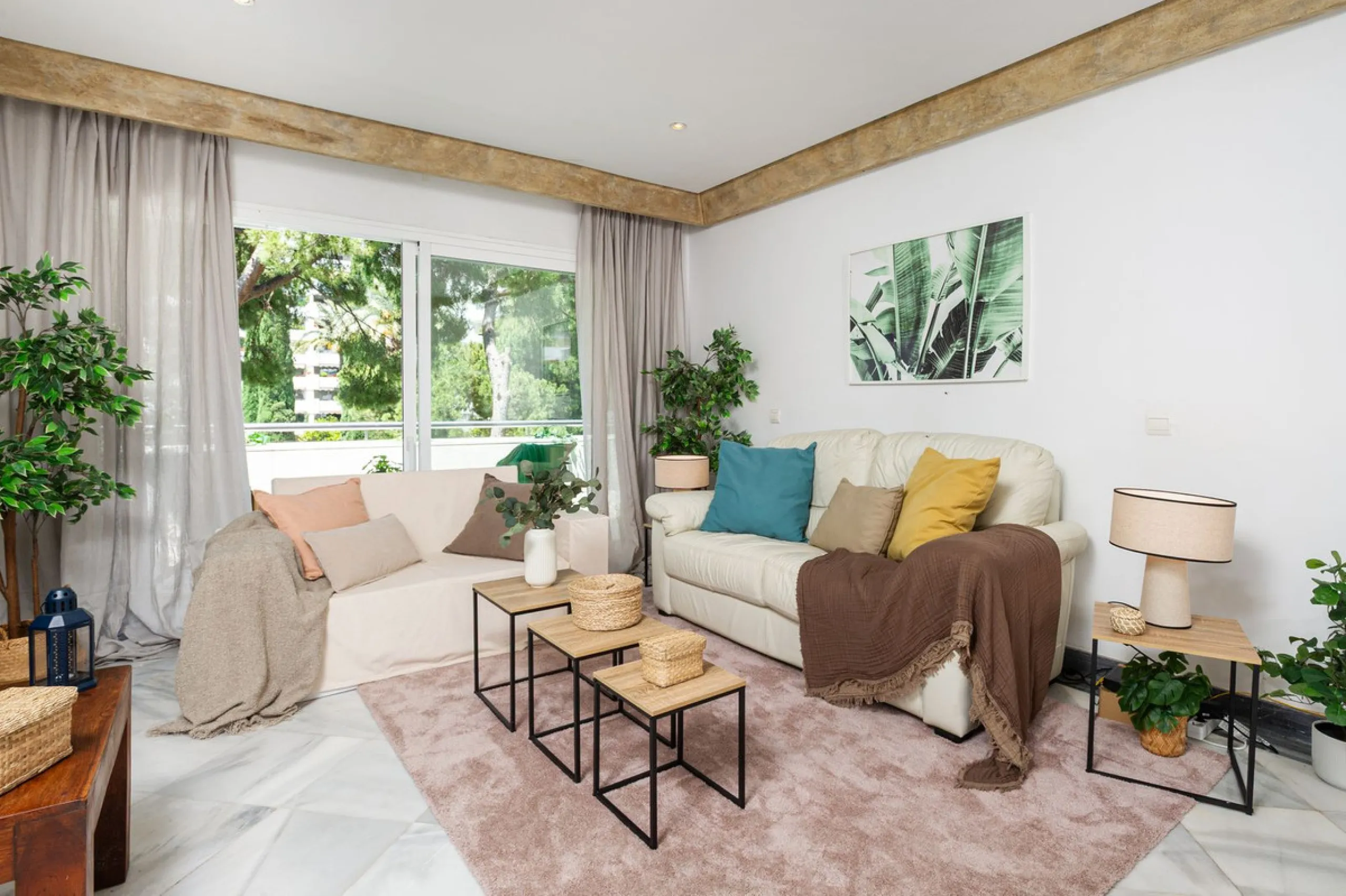 Exclusive flat in the emblematic Gran Marbella building, right in the heart of the city and on the beachfront. A unique opportunity to live just 10 metres from the Paseo Marítimo and the Fontanilla beach, surrounded by all the services, restaurants, bouti