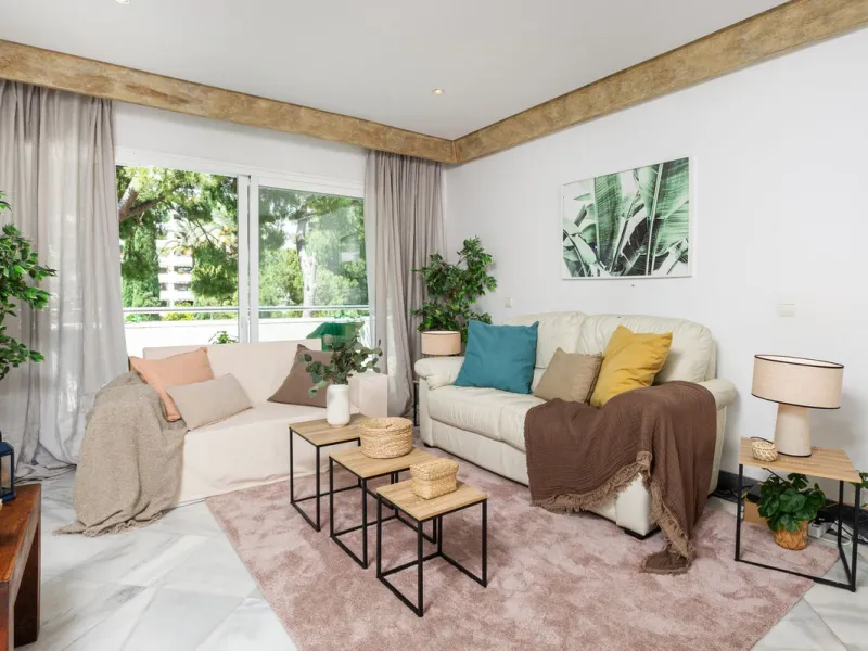 Exclusive flat in the emblematic Gran Marbella building, right in the heart of the city and on the beachfront. A unique opportunity to live just 10 metres from the Paseo Marítimo and the Fontanilla beach, surrounded by all the services, restaurants, bouti
