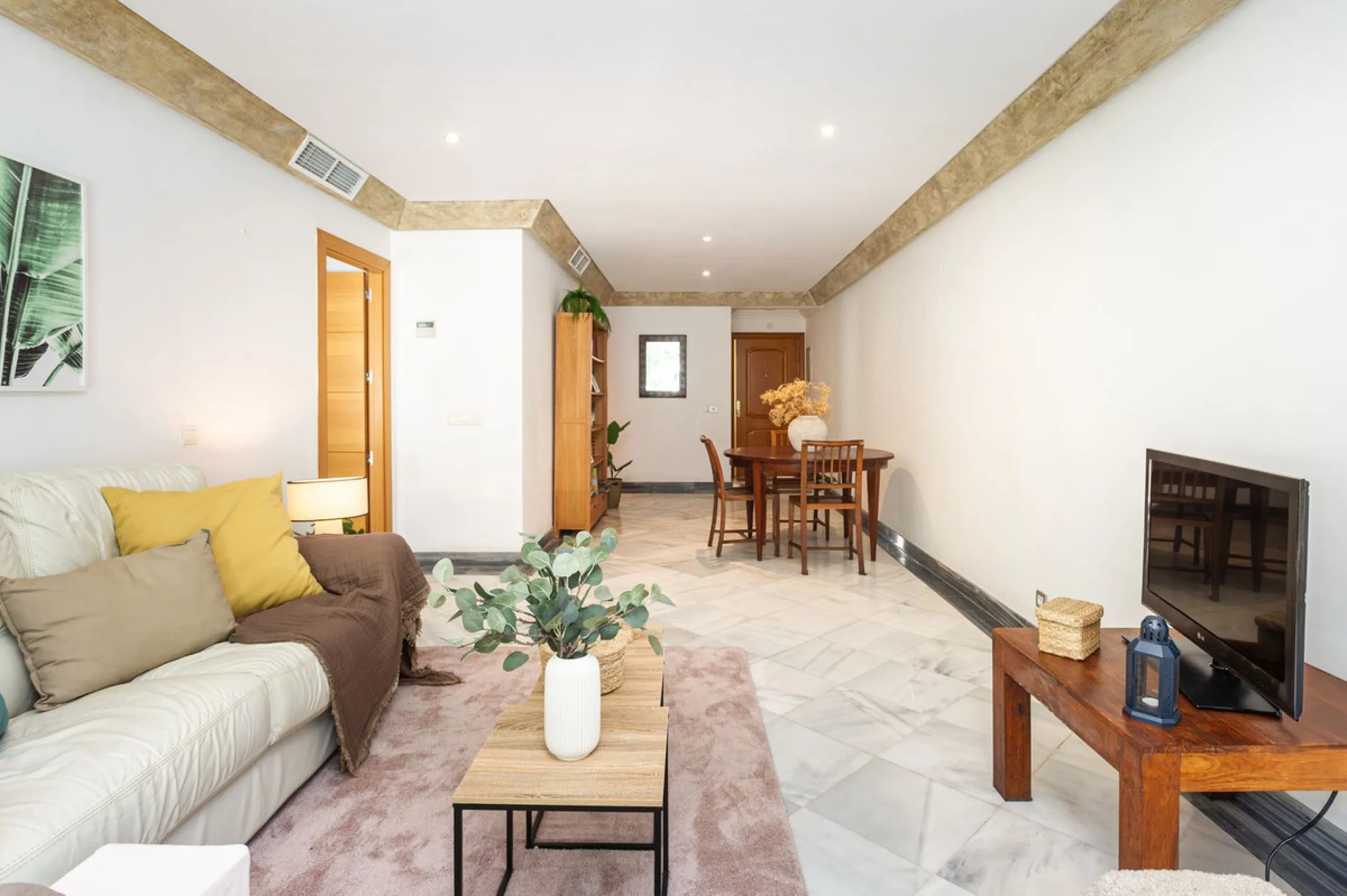 Exclusive flat in the emblematic Gran Marbella building, right in the heart of the city and on the beachfront. A unique opportunity to live just 10 metres from the Paseo Marítimo and the Fontanilla beach, surrounded by all the services, restaurants, bouti