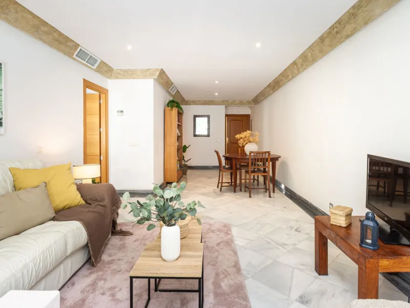 Exclusive flat in the emblematic Gran Marbella building, right in the heart of the city and on the beachfront. A unique opportunity to live just 10 metres from the Paseo Marítimo and the Fontanilla beach, surrounded by all the services, restaurants, bouti