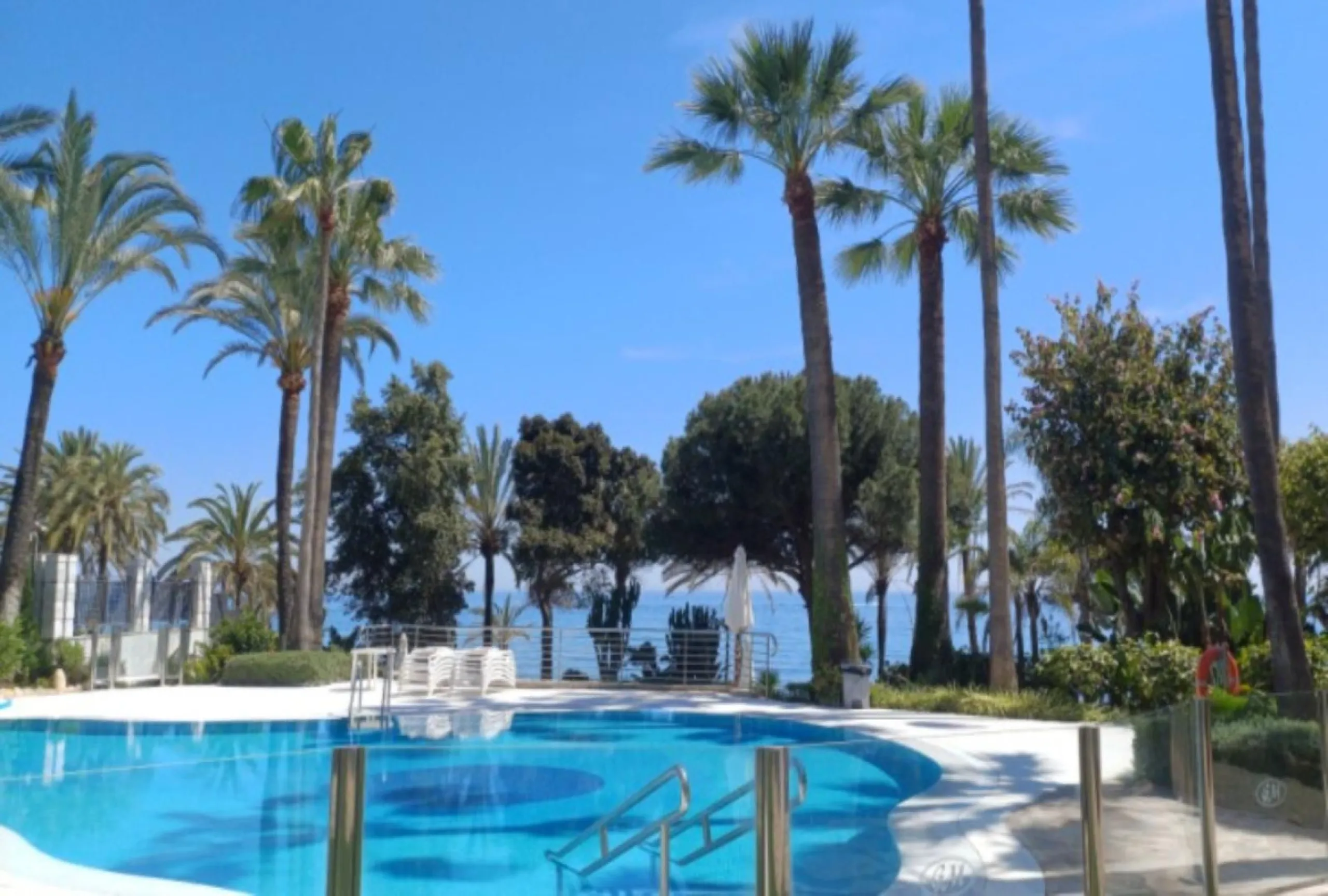 Exclusive flat in the emblematic Gran Marbella building, right in the heart of the city and on the beachfront. A unique opportunity to live just 10 metres from the Paseo Marítimo and the Fontanilla beach, surrounded by all the services, restaurants, bouti