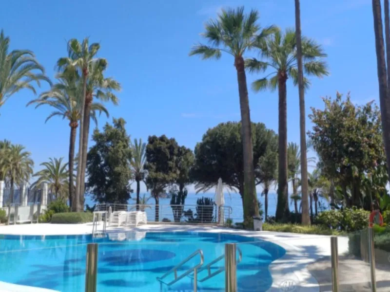 Exclusive flat in the emblematic Gran Marbella building, right in the heart of the city and on the beachfront. A unique opportunity to live just 10 metres from the Paseo Marítimo and the Fontanilla beach, surrounded by all the services, restaurants, bouti