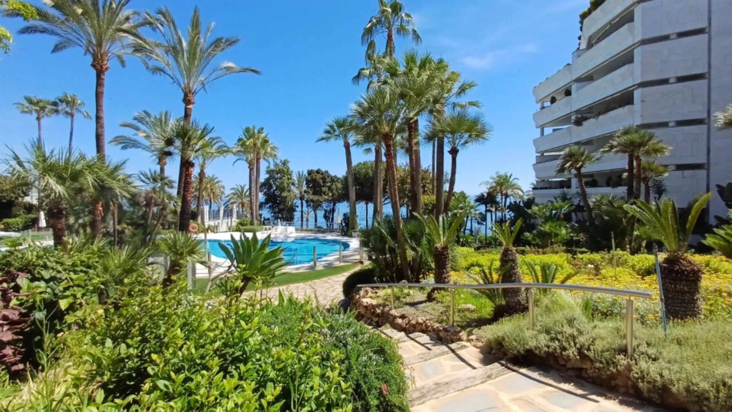 Exclusive flat in the emblematic Gran Marbella building, right in the heart of the city and on the beachfront. A unique opportunity to live just 10 metres from the Paseo Marítimo and the Fontanilla beach, surrounded by all the services, restaurants, bouti