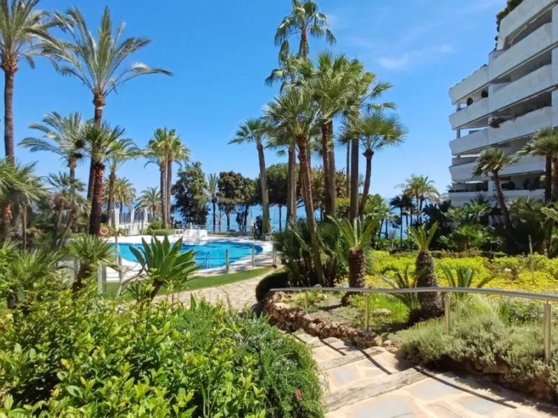 Exclusive flat in the emblematic Gran Marbella building, right in the heart of the city and on the beachfront. A unique opportunity to live just 10 metres from the Paseo Marítimo and the Fontanilla beach, surrounded by all the services, restaurants, bouti