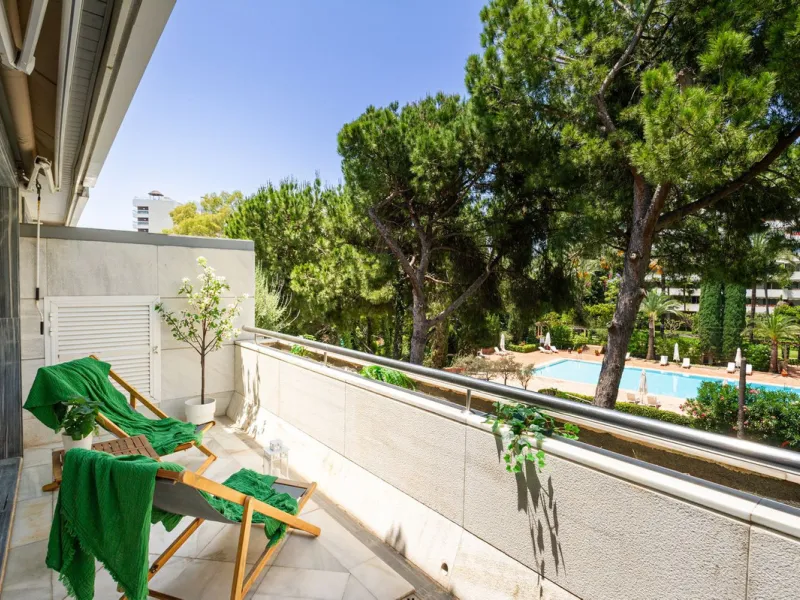 Exclusive flat in the emblematic Gran Marbella building, right in the heart of the city and on the beachfront. A unique opportunity to live just 10 metres from the Paseo Marítimo and the Fontanilla beach, surrounded by all the services, restaurants, bouti