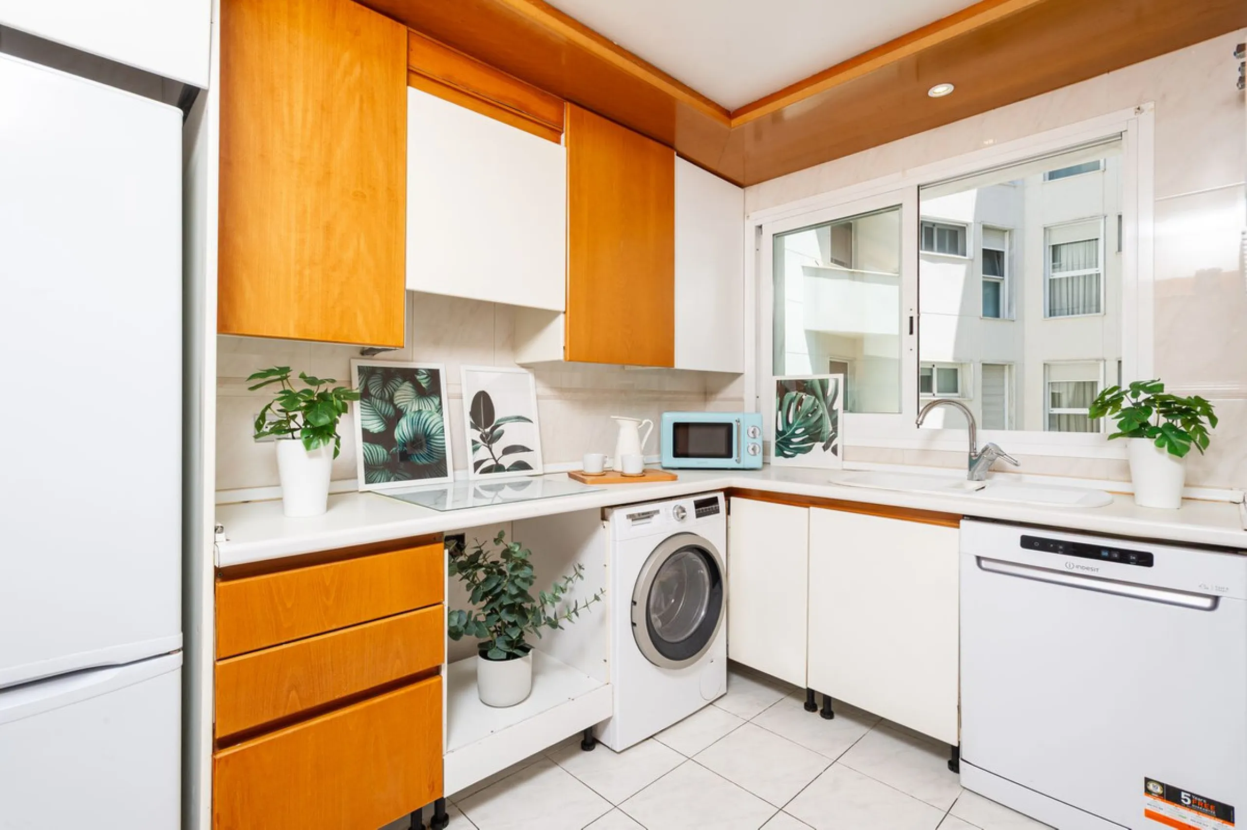 Exclusive flat in the emblematic Gran Marbella building, right in the heart of the city and on the beachfront. A unique opportunity to live just 10 metres from the Paseo Marítimo and the Fontanilla beach, surrounded by all the services, restaurants, bouti