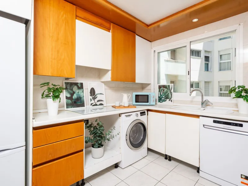 Exclusive flat in the emblematic Gran Marbella building, right in the heart of the city and on the beachfront. A unique opportunity to live just 10 metres from the Paseo Marítimo and the Fontanilla beach, surrounded by all the services, restaurants, bouti