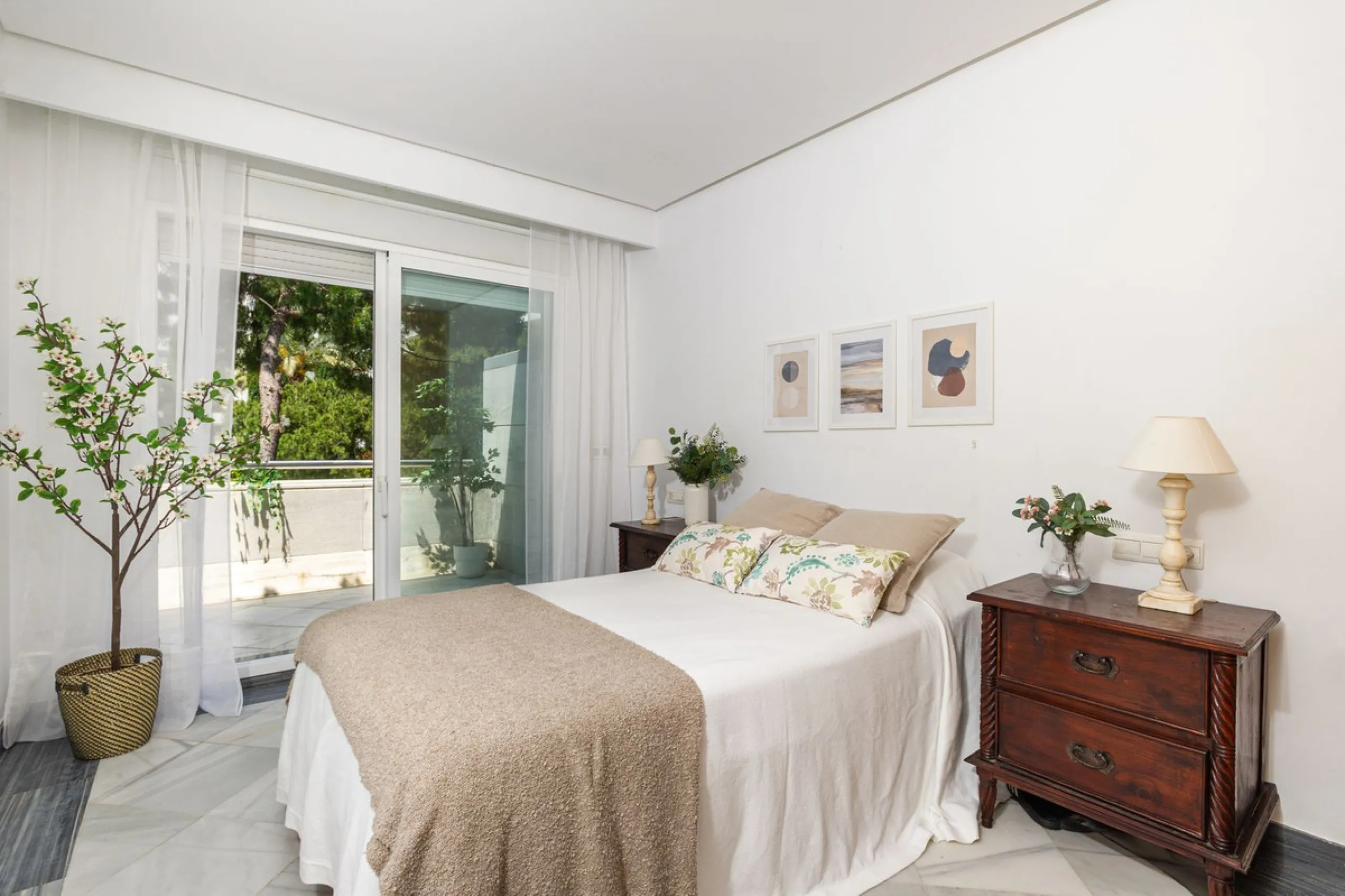 Exclusive flat in the emblematic Gran Marbella building, right in the heart of the city and on the beachfront. A unique opportunity to live just 10 metres from the Paseo Marítimo and the Fontanilla beach, surrounded by all the services, restaurants, bouti