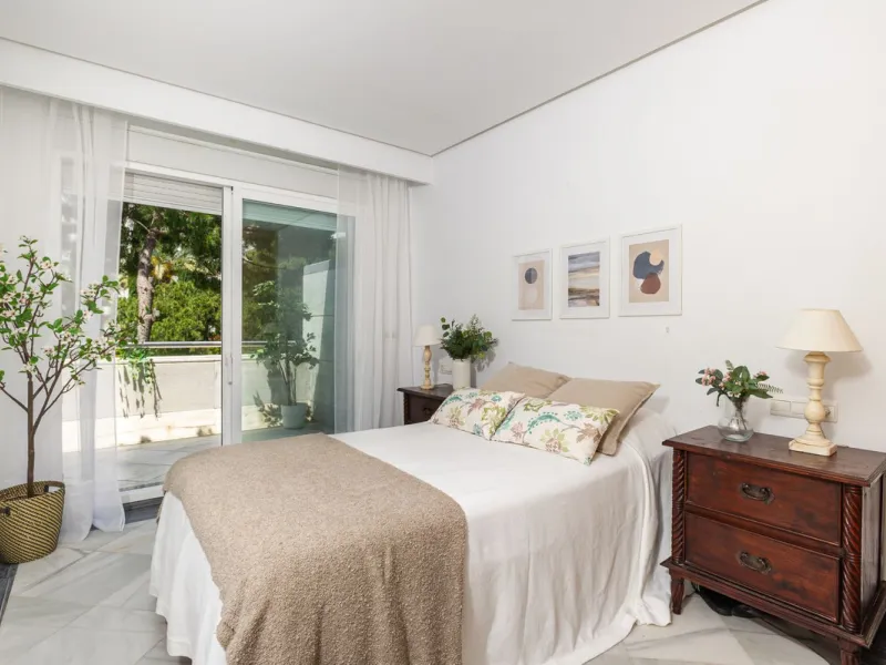 Exclusive flat in the emblematic Gran Marbella building, right in the heart of the city and on the beachfront. A unique opportunity to live just 10 metres from the Paseo Marítimo and the Fontanilla beach, surrounded by all the services, restaurants, bouti