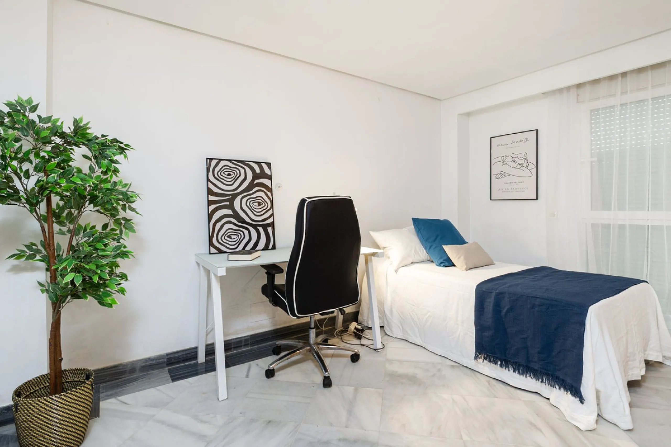 Exclusive flat in the emblematic Gran Marbella building, right in the heart of the city and on the beachfront. A unique opportunity to live just 10 metres from the Paseo Marítimo and the Fontanilla beach, surrounded by all the services, restaurants, bouti
