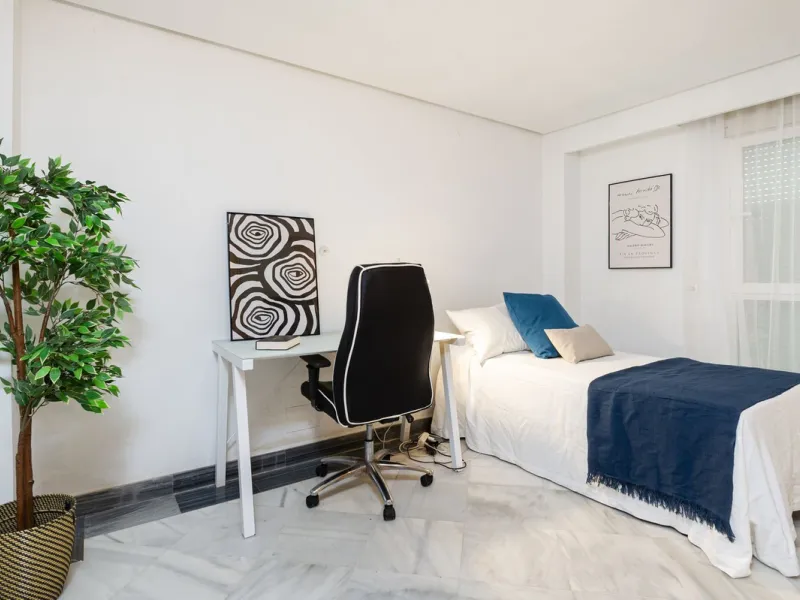Exclusive flat in the emblematic Gran Marbella building, right in the heart of the city and on the beachfront. A unique opportunity to live just 10 metres from the Paseo Marítimo and the Fontanilla beach, surrounded by all the services, restaurants, bouti