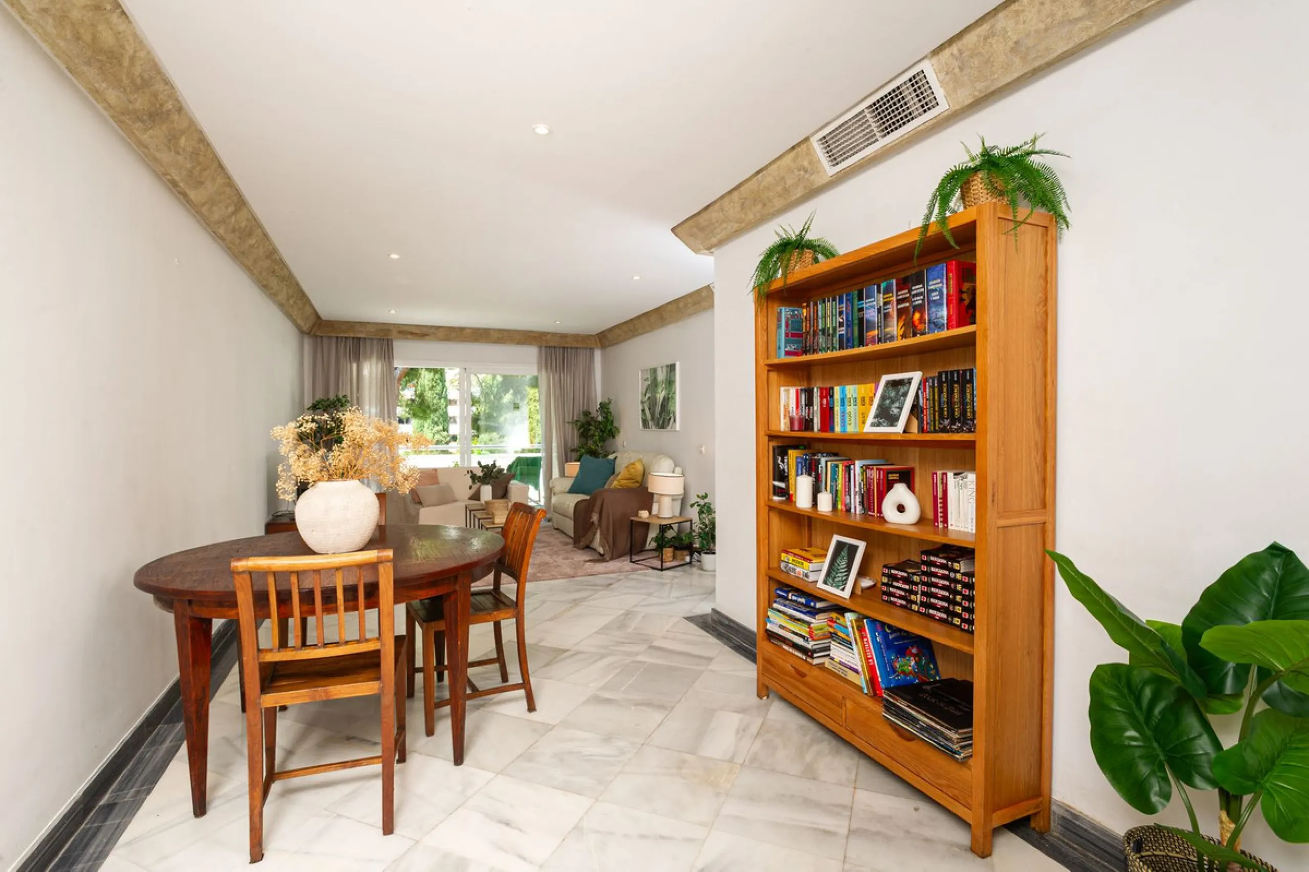 Exclusive flat in the emblematic Gran Marbella building, right in the heart of the city and on the beachfront. A unique opportunity to live just 10 metres from the Paseo Marítimo and the Fontanilla beach, surrounded by all the services, restaurants, bouti