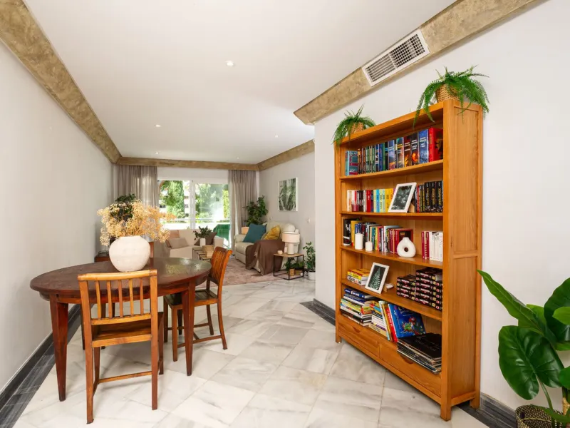 Exclusive flat in the emblematic Gran Marbella building, right in the heart of the city and on the beachfront. A unique opportunity to live just 10 metres from the Paseo Marítimo and the Fontanilla beach, surrounded by all the services, restaurants, bouti