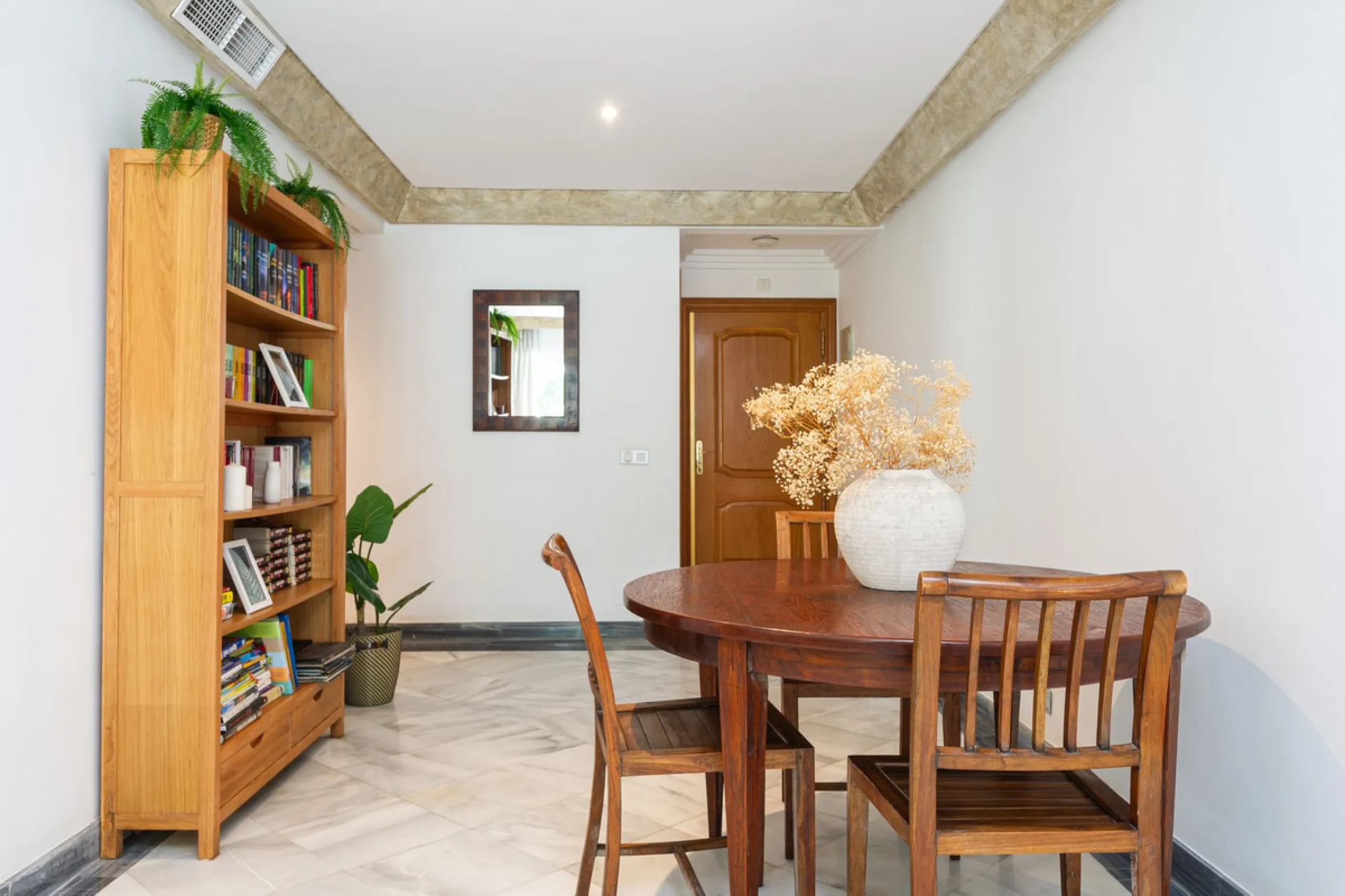 Exclusive flat in the emblematic Gran Marbella building, right in the heart of the city and on the beachfront. A unique opportunity to live just 10 metres from the Paseo Marítimo and the Fontanilla beach, surrounded by all the services, restaurants, bouti