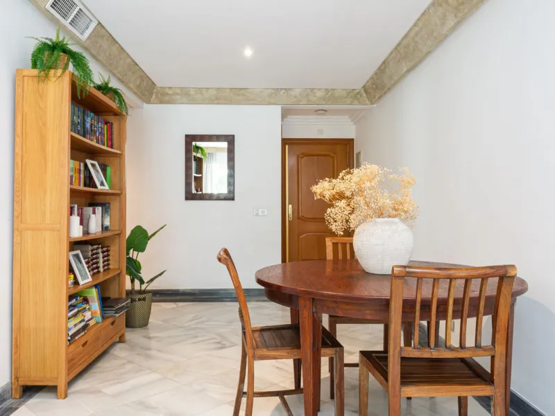 Exclusive flat in the emblematic Gran Marbella building, right in the heart of the city and on the beachfront. A unique opportunity to live just 10 metres from the Paseo Marítimo and the Fontanilla beach, surrounded by all the services, restaurants, bouti
