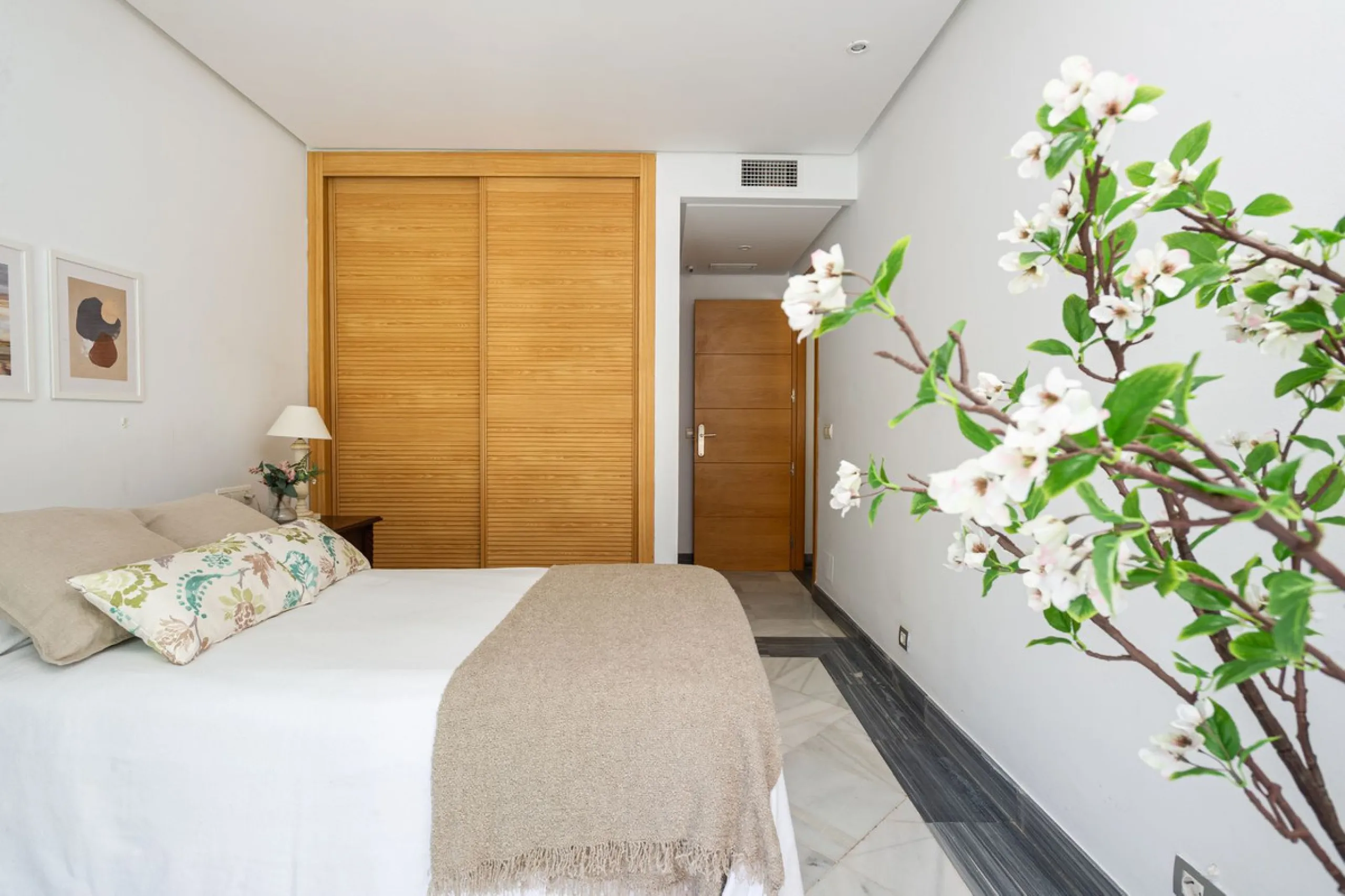 Exclusive flat in the emblematic Gran Marbella building, right in the heart of the city and on the beachfront. A unique opportunity to live just 10 metres from the Paseo Marítimo and the Fontanilla beach, surrounded by all the services, restaurants, bouti