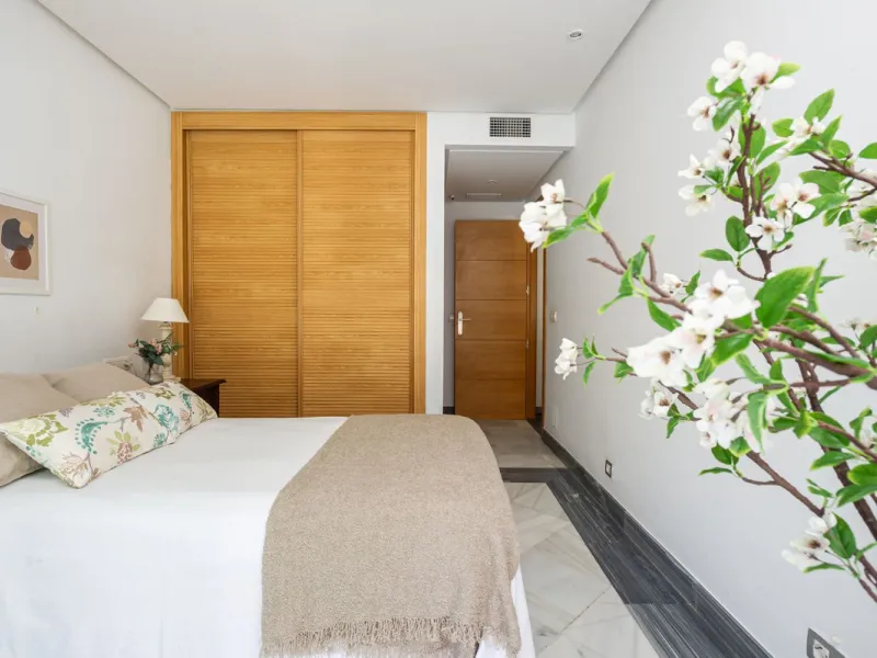 Exclusive flat in the emblematic Gran Marbella building, right in the heart of the city and on the beachfront. A unique opportunity to live just 10 metres from the Paseo Marítimo and the Fontanilla beach, surrounded by all the services, restaurants, bouti