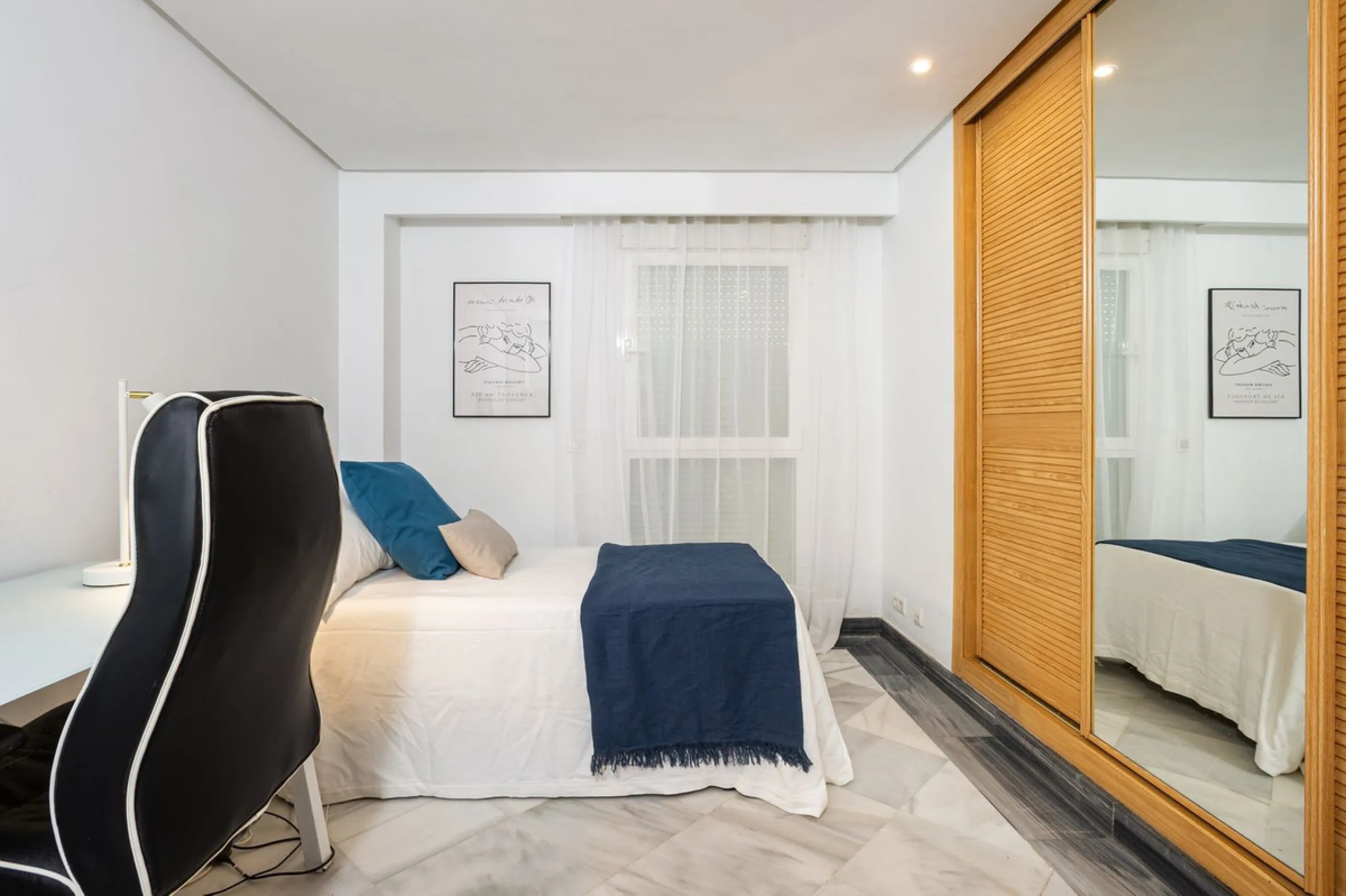Exclusive flat in the emblematic Gran Marbella building, right in the heart of the city and on the beachfront. A unique opportunity to live just 10 metres from the Paseo Marítimo and the Fontanilla beach, surrounded by all the services, restaurants, bouti