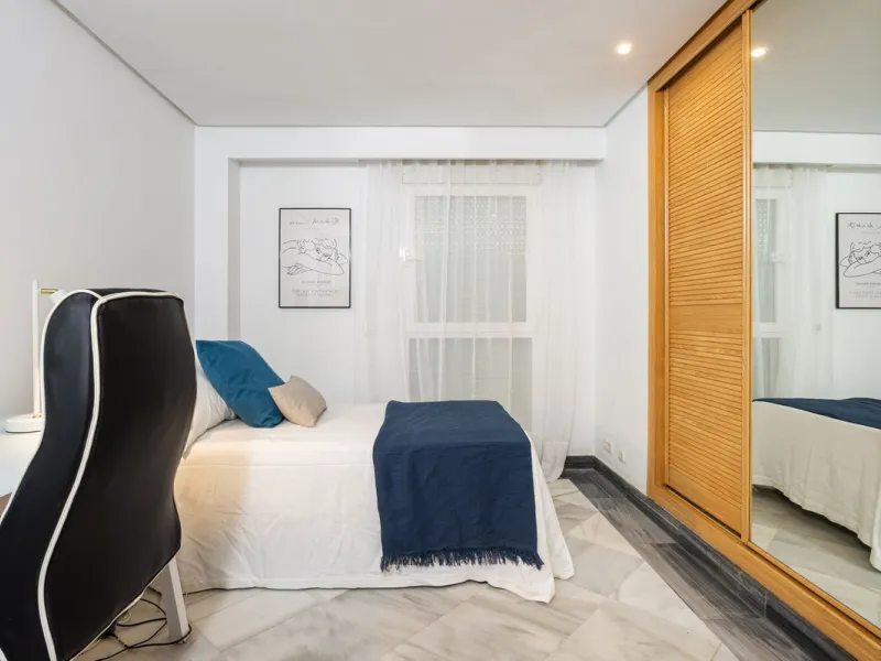 Exclusive flat in the emblematic Gran Marbella building, right in the heart of the city and on the beachfront. A unique opportunity to live just 10 metres from the Paseo Marítimo and the Fontanilla beach, surrounded by all the services, restaurants, bouti