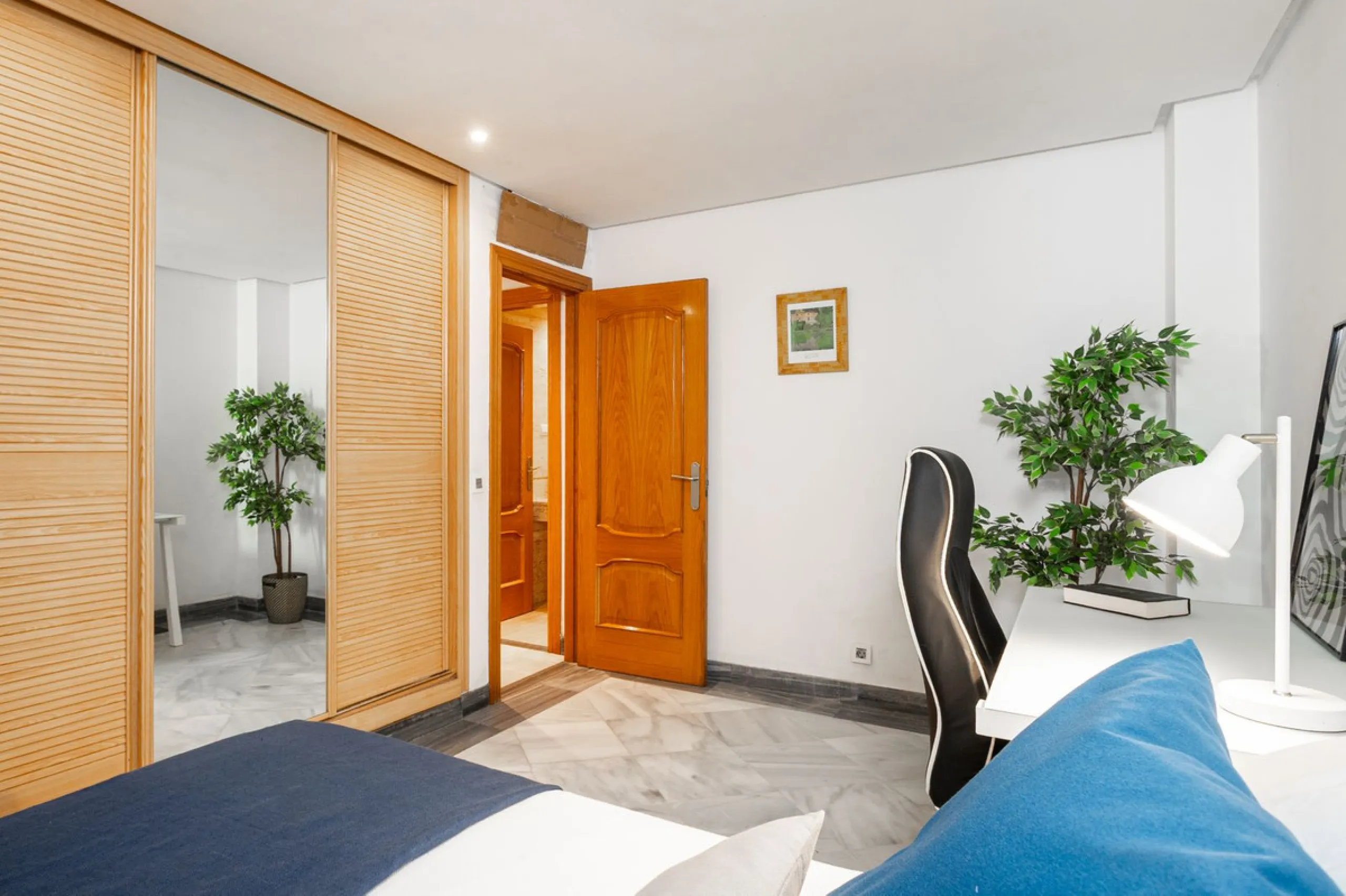 Exclusive flat in the emblematic Gran Marbella building, right in the heart of the city and on the beachfront. A unique opportunity to live just 10 metres from the Paseo Marítimo and the Fontanilla beach, surrounded by all the services, restaurants, bouti