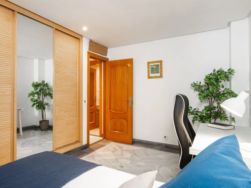 Exclusive flat in the emblematic Gran Marbella building, right in the heart of the city and on the beachfront. A unique opportunity to live just 10 metres from the Paseo Marítimo and the Fontanilla beach, surrounded by all the services, restaurants, bouti