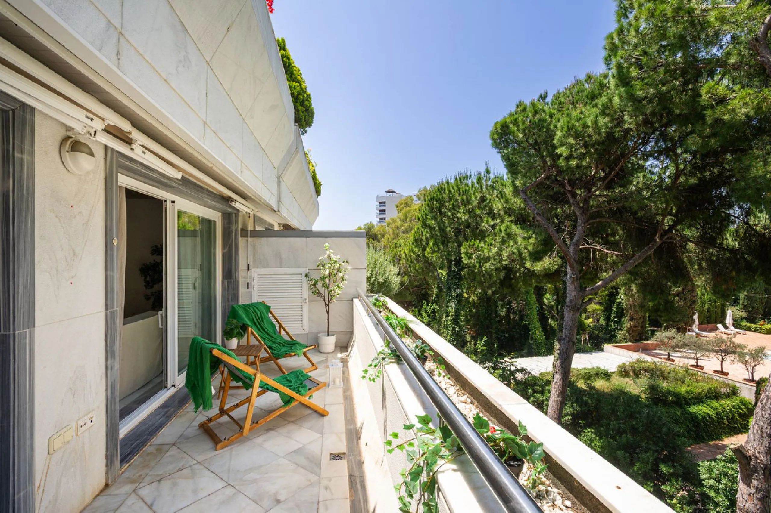 Exclusive flat in the emblematic Gran Marbella building, right in the heart of the city and on the beachfront. A unique opportunity to live just 10 metres from the Paseo Marítimo and the Fontanilla beach, surrounded by all the services, restaurants, bouti