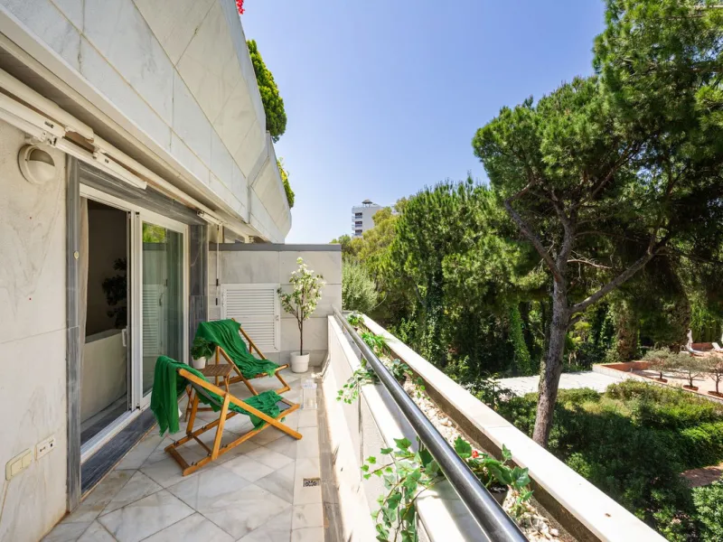 Exclusive flat in the emblematic Gran Marbella building, right in the heart of the city and on the beachfront. A unique opportunity to live just 10 metres from the Paseo Marítimo and the Fontanilla beach, surrounded by all the services, restaurants, bouti