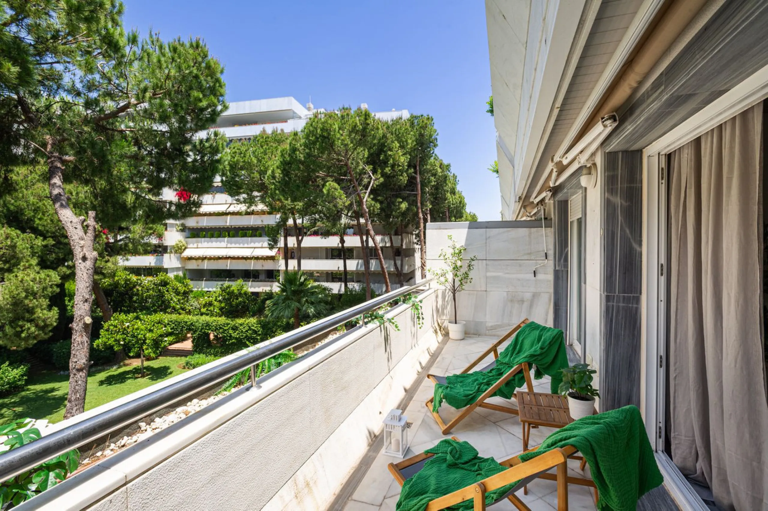 Exclusive flat in the emblematic Gran Marbella building, right in the heart of the city and on the beachfront. A unique opportunity to live just 10 metres from the Paseo Marítimo and the Fontanilla beach, surrounded by all the services, restaurants, bouti