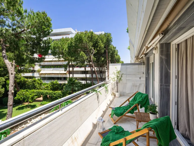 Exclusive flat in the emblematic Gran Marbella building, right in the heart of the city and on the beachfront. A unique opportunity to live just 10 metres from the Paseo Marítimo and the Fontanilla beach, surrounded by all the services, restaurants, bouti