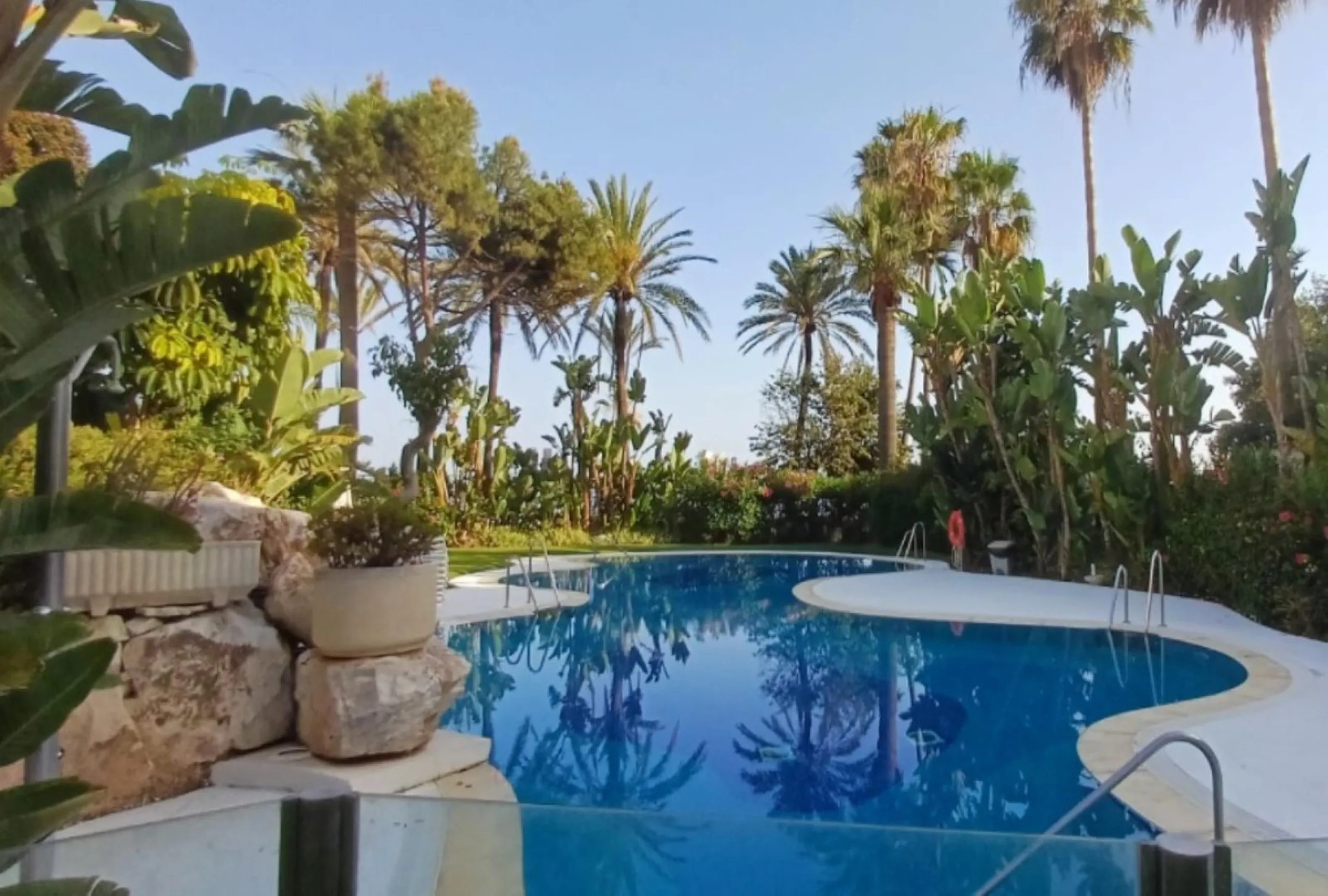 Exclusive flat in the emblematic Gran Marbella building, right in the heart of the city and on the beachfront. A unique opportunity to live just 10 metres from the Paseo Marítimo and the Fontanilla beach, surrounded by all the services, restaurants, bouti