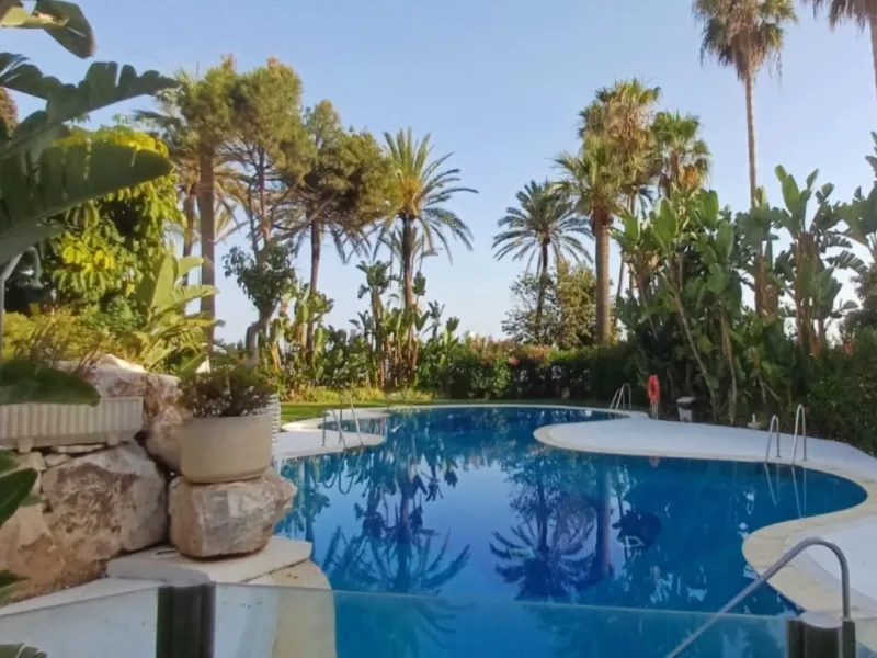Exclusive flat in the emblematic Gran Marbella building, right in the heart of the city and on the beachfront. A unique opportunity to live just 10 metres from the Paseo Marítimo and the Fontanilla beach, surrounded by all the services, restaurants, bouti