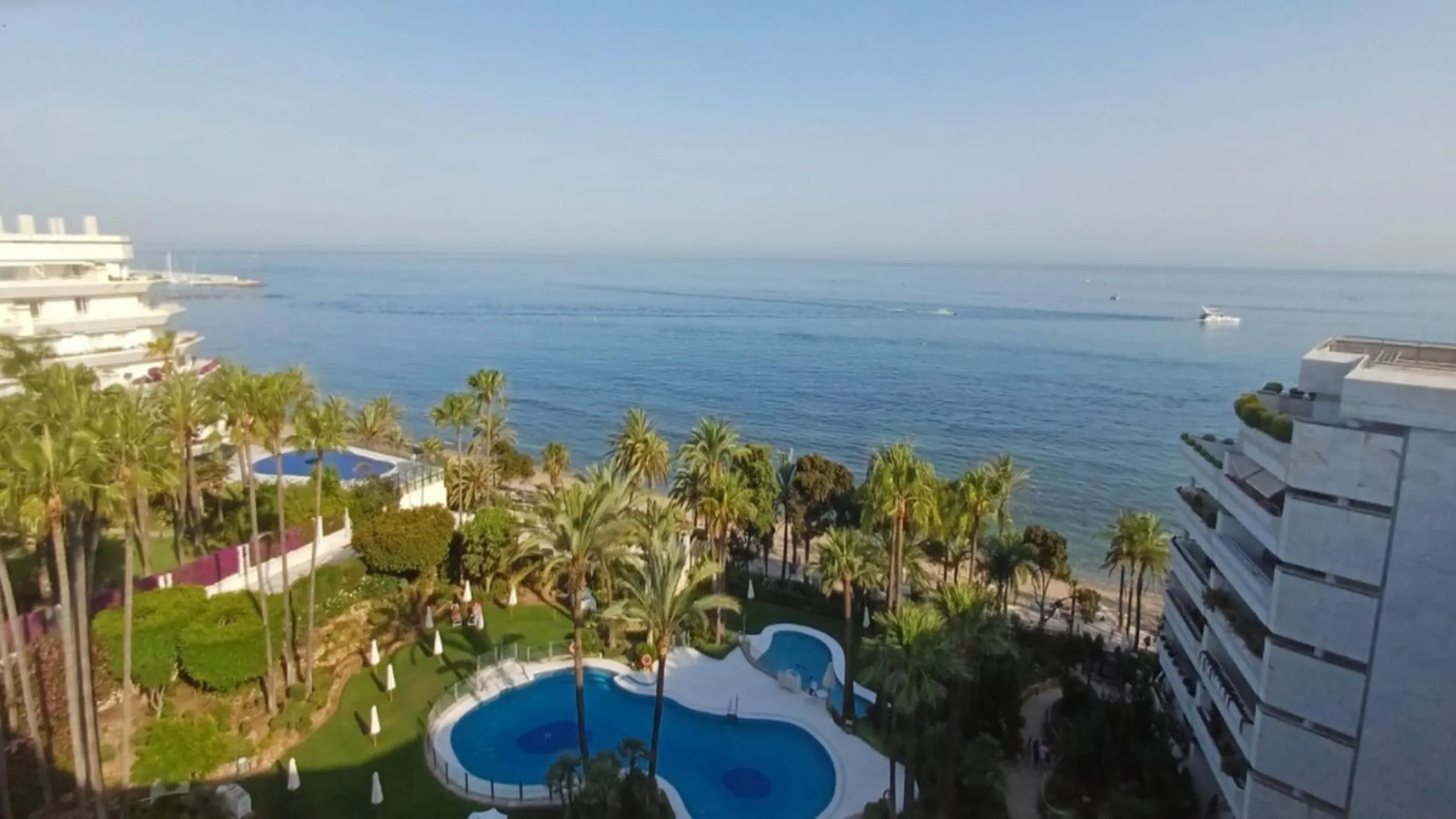 Exclusive flat in the emblematic Gran Marbella building, right in the heart of the city and on the beachfront. A unique opportunity to live just 10 metres from the Paseo Marítimo and the Fontanilla beach, surrounded by all the services, restaurants, bouti