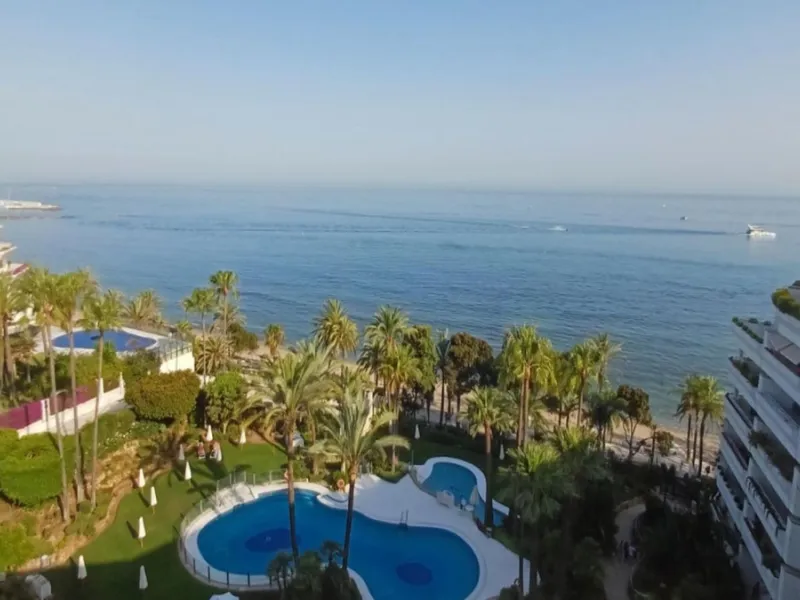 Exclusive flat in the emblematic Gran Marbella building, right in the heart of the city and on the beachfront. A unique opportunity to live just 10 metres from the Paseo Marítimo and the Fontanilla beach, surrounded by all the services, restaurants, bouti