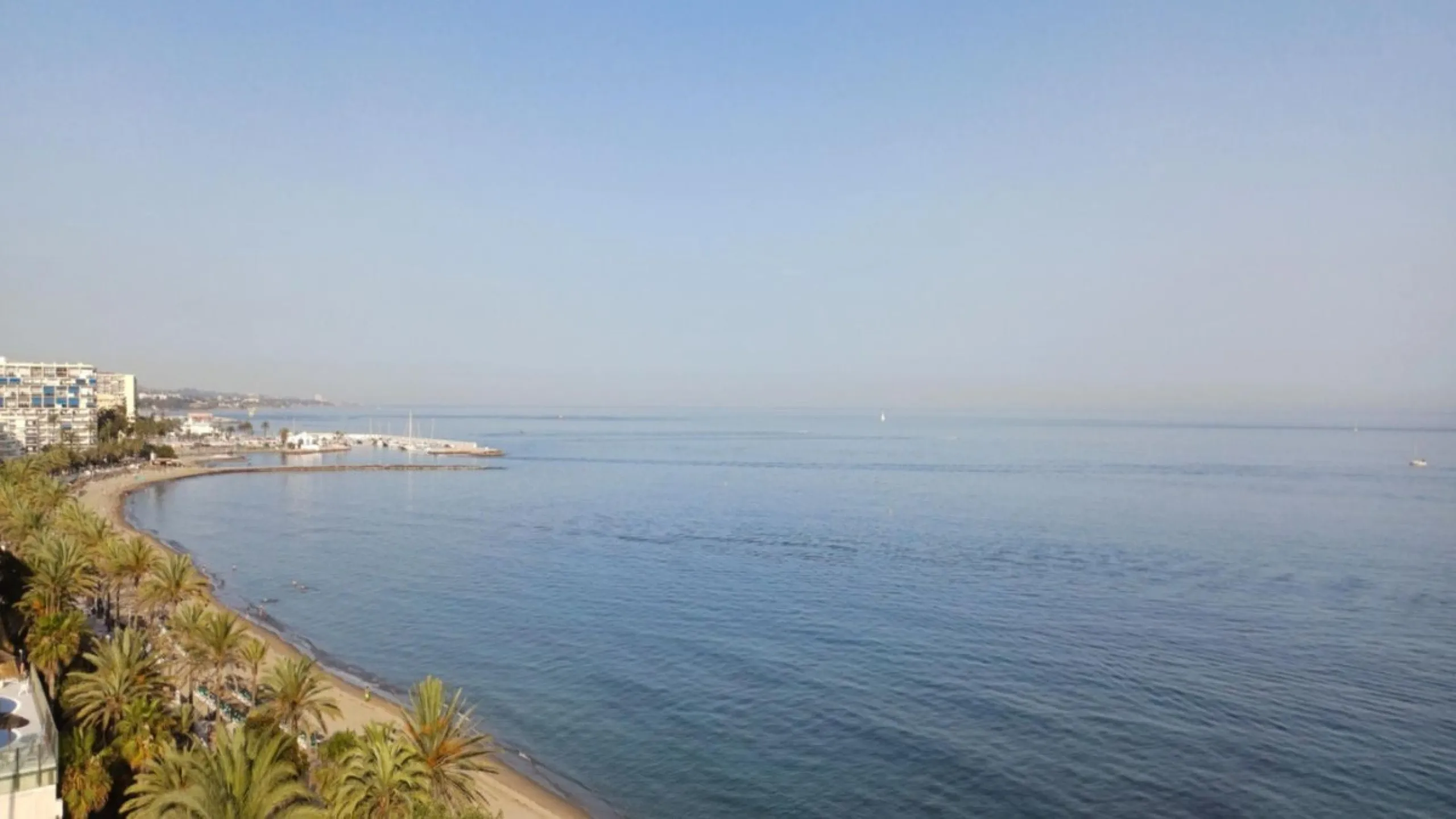 Exclusive flat in the emblematic Gran Marbella building, right in the heart of the city and on the beachfront. A unique opportunity to live just 10 metres from the Paseo Marítimo and the Fontanilla beach, surrounded by all the services, restaurants, bouti