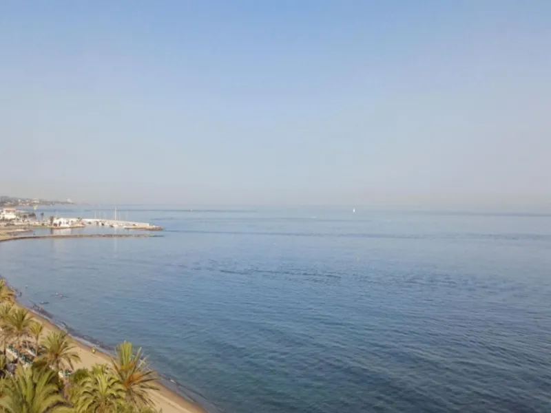 Exclusive flat in the emblematic Gran Marbella building, right in the heart of the city and on the beachfront. A unique opportunity to live just 10 metres from the Paseo Marítimo and the Fontanilla beach, surrounded by all the services, restaurants, bouti