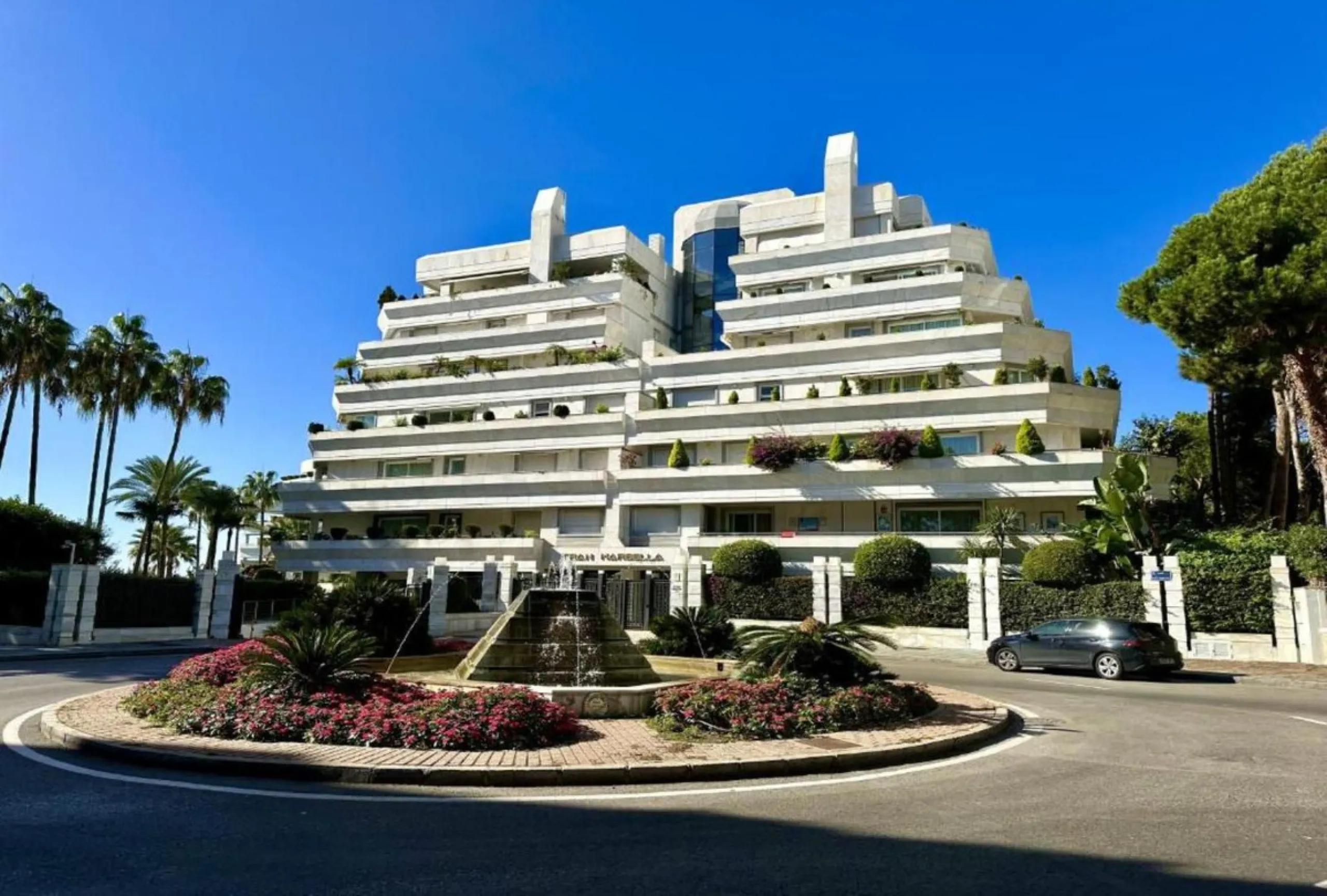 Exclusive flat in the emblematic Gran Marbella building, right in the heart of the city and on the beachfront. A unique opportunity to live just 10 metres from the Paseo Marítimo and the Fontanilla beach, surrounded by all the services, restaurants, bouti