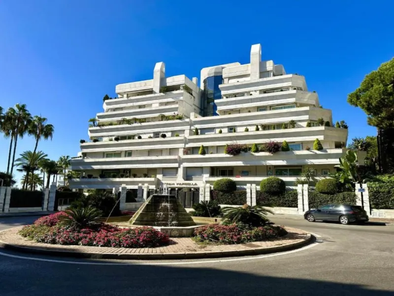 Exclusive flat in the emblematic Gran Marbella building, right in the heart of the city and on the beachfront. A unique opportunity to live just 10 metres from the Paseo Marítimo and the Fontanilla beach, surrounded by all the services, restaurants, bouti