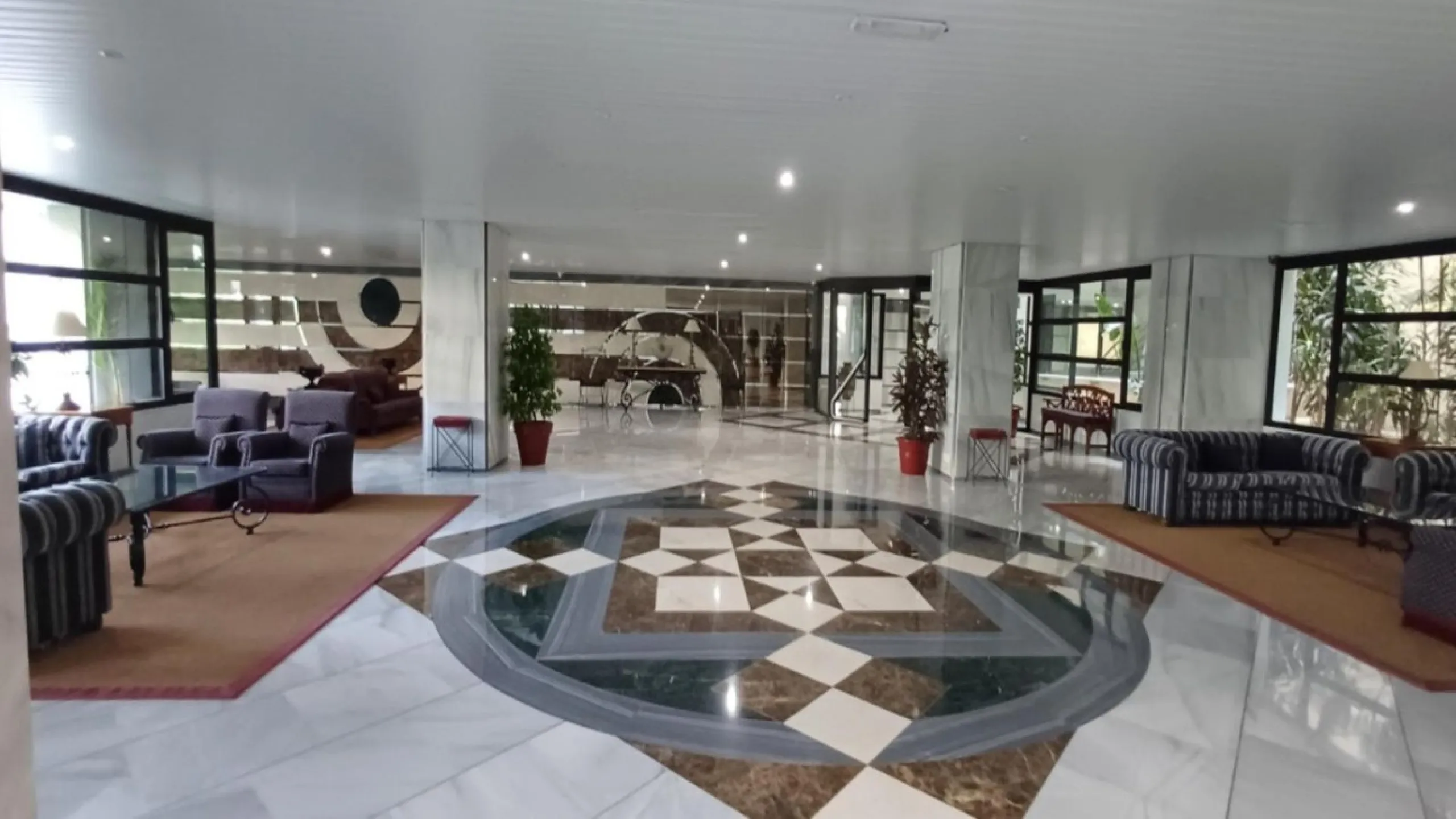 Exclusive flat in the emblematic Gran Marbella building, right in the heart of the city and on the beachfront. A unique opportunity to live just 10 metres from the Paseo Marítimo and the Fontanilla beach, surrounded by all the services, restaurants, bouti