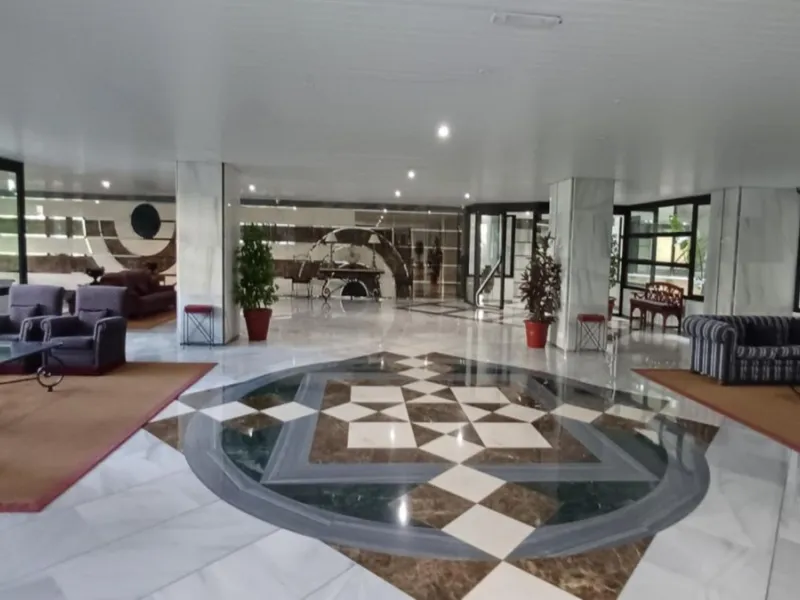 Exclusive flat in the emblematic Gran Marbella building, right in the heart of the city and on the beachfront. A unique opportunity to live just 10 metres from the Paseo Marítimo and the Fontanilla beach, surrounded by all the services, restaurants, bouti