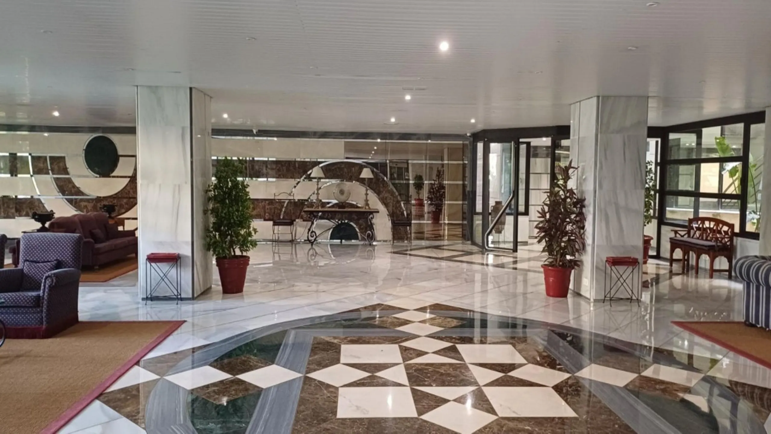 Exclusive flat in the emblematic Gran Marbella building, right in the heart of the city and on the beachfront. A unique opportunity to live just 10 metres from the Paseo Marítimo and the Fontanilla beach, surrounded by all the services, restaurants, bouti