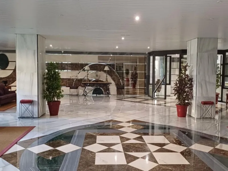 Exclusive flat in the emblematic Gran Marbella building, right in the heart of the city and on the beachfront. A unique opportunity to live just 10 metres from the Paseo Marítimo and the Fontanilla beach, surrounded by all the services, restaurants, bouti